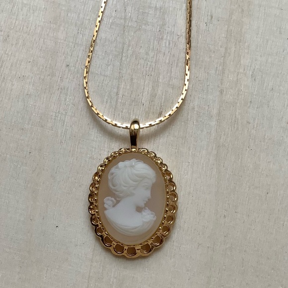 Vintage tonal cream cameo pendant necklace RIGHT FACING - Picture 5 of 9